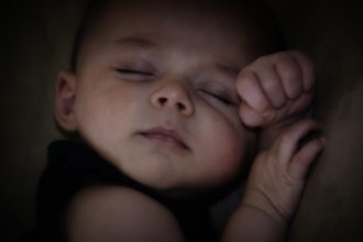 bébé endormi paisiblement dans un lit avec une lumière douce