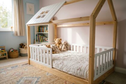 Lit maison en bois pour enfant avec cadre en pin naturel et lattes blanches dans une chambre douce aux tons pastels